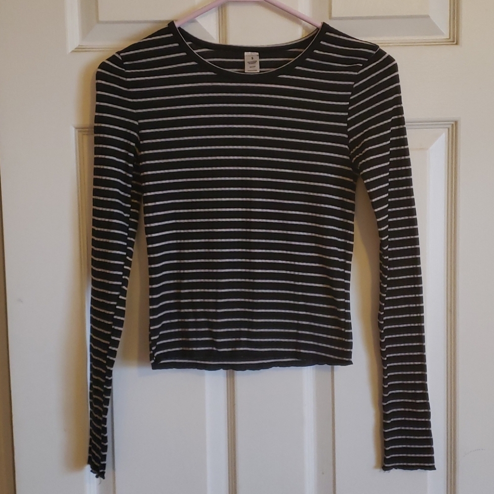 Juniors long-sleeved cropped top